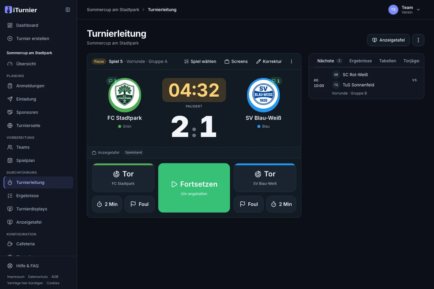 Turnierleitung mit Spieluhr, Toren, Torschützen und Bedienelementen für Zeitstrafen und Teamfouls.